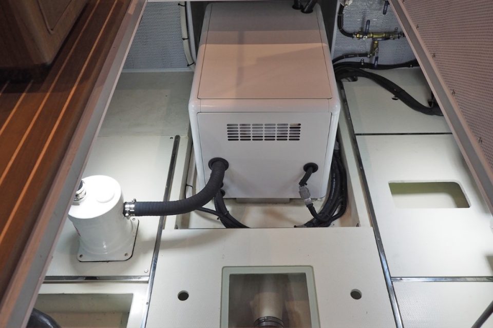 Helmsman Trawlers 38E Pilothouse