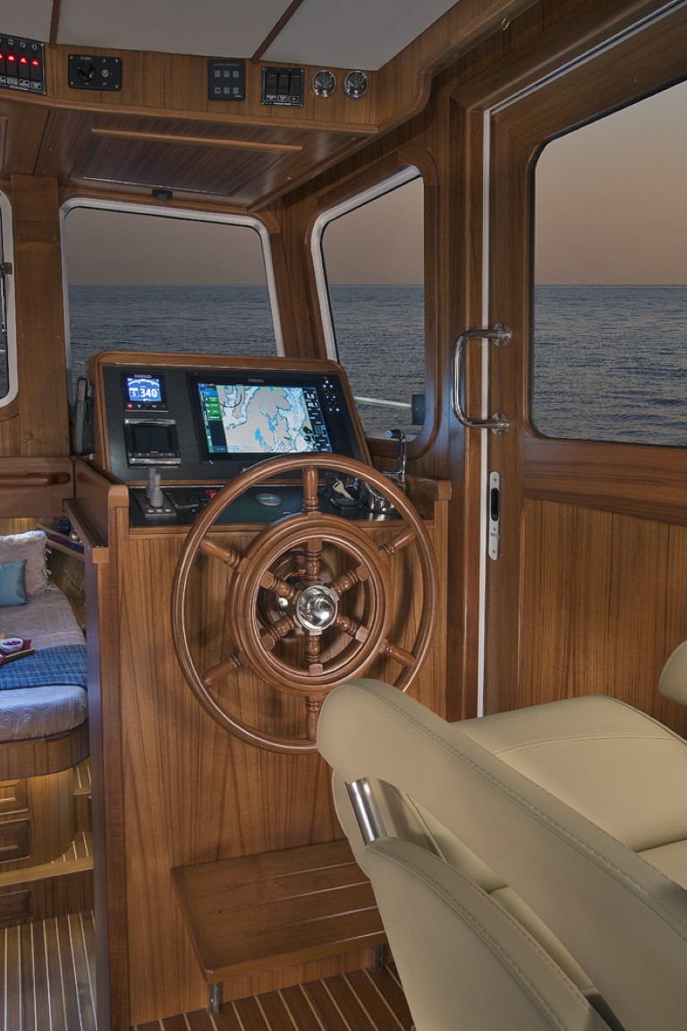 Helmsman Trawlers 38E Pilothouse