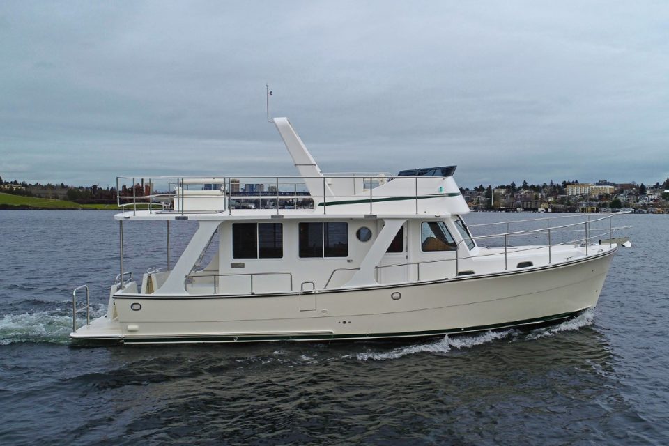 Helmsman Trawlers 38 Sedan