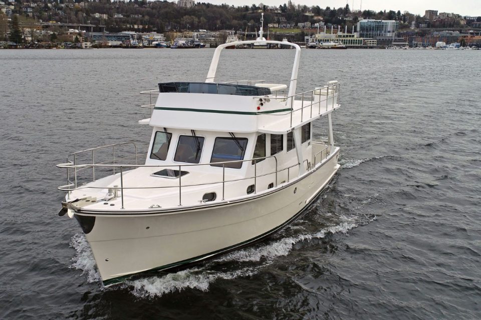 Helmsman Trawlers 38 Sedan