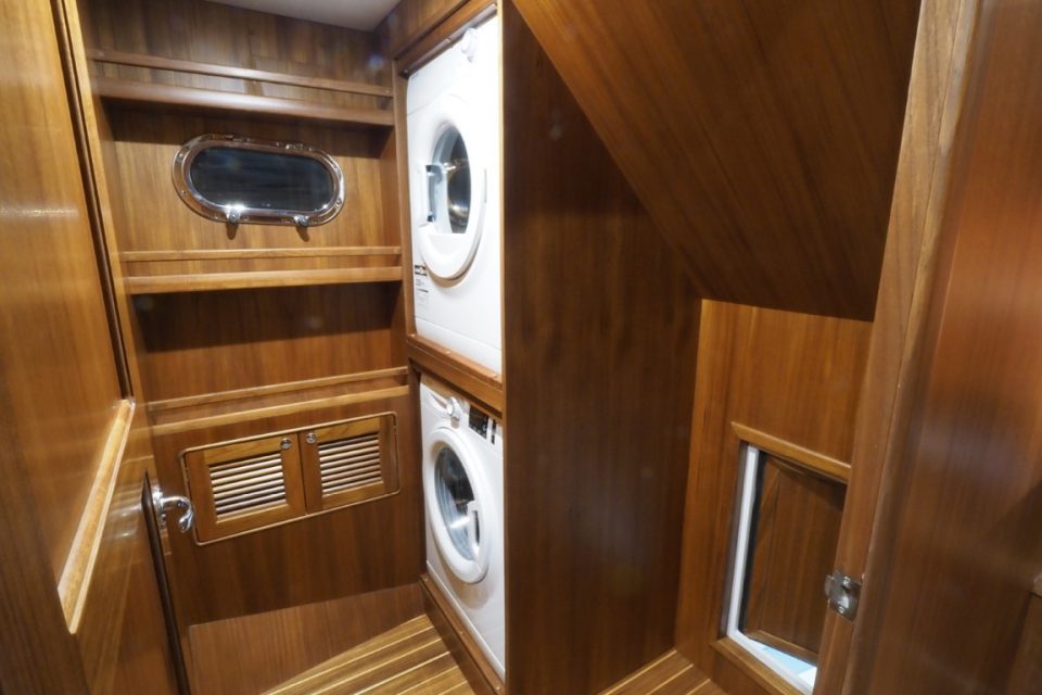 Helmsman Trawlers 46E Pilothouse