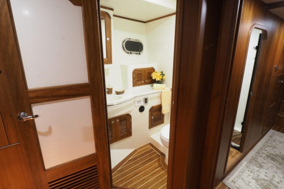 Helmsman Trawlers 46E Pilothouse