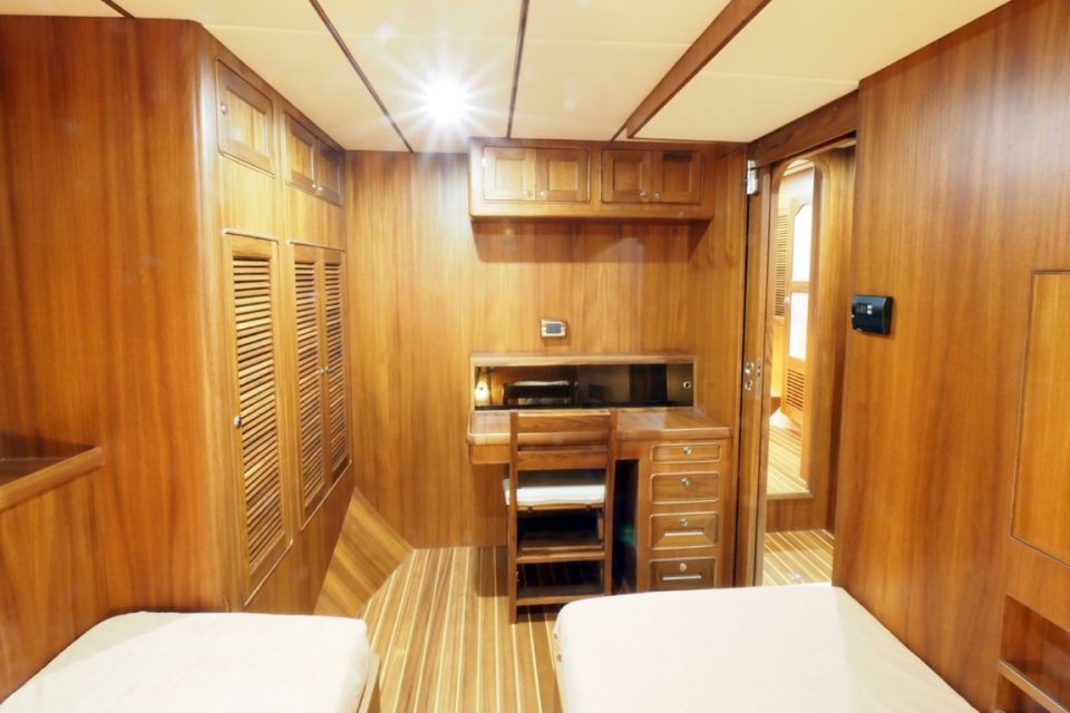 Helmsman Trawlers 46E Pilothouse