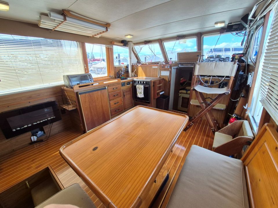 1977 Tollycraft 34 Tri Cabin