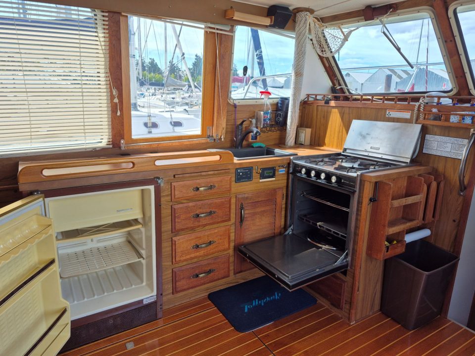 1977 Tollycraft 34 Tri Cabin