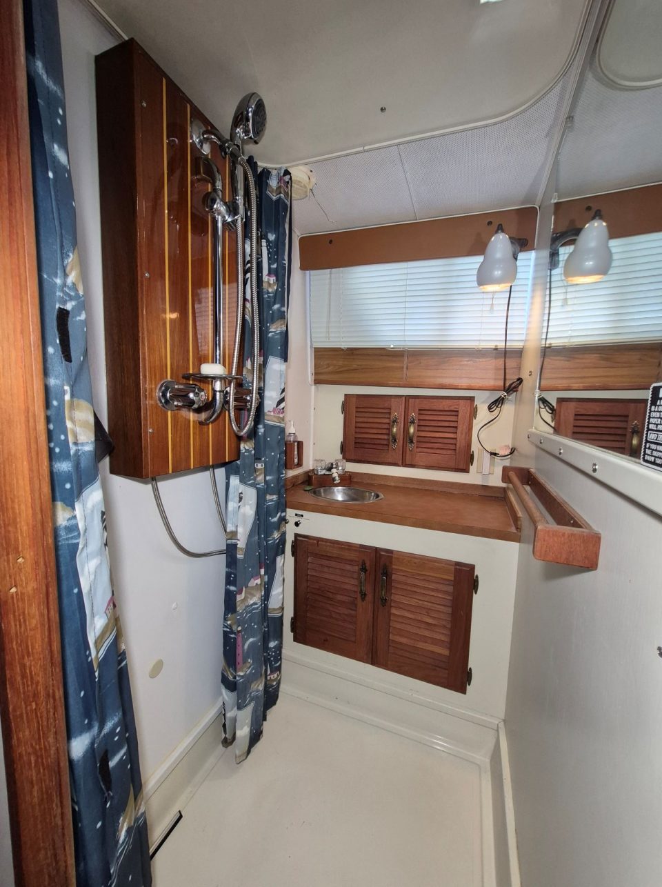 1977 Tollycraft 34 Tri Cabin