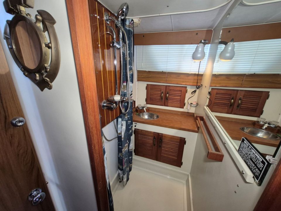 1977 Tollycraft 34 Tri Cabin