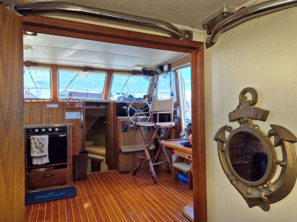 1977 Tollycraft 34 Tri Cabin