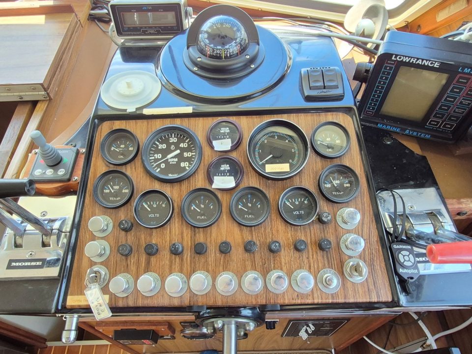 1977 Tollycraft 34 Tri Cabin