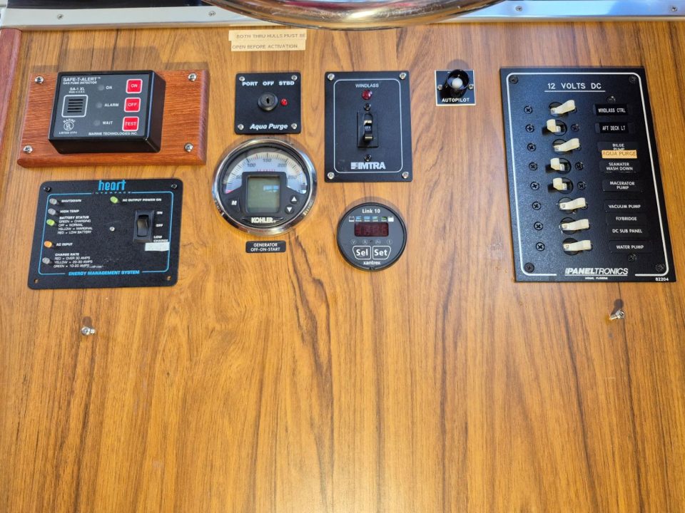 1977 Tollycraft 34 Tri Cabin