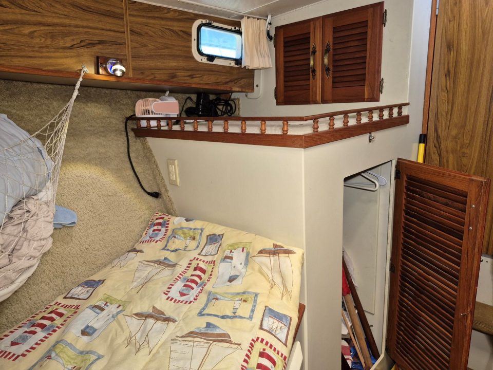 1977 Tollycraft 34 Tri Cabin