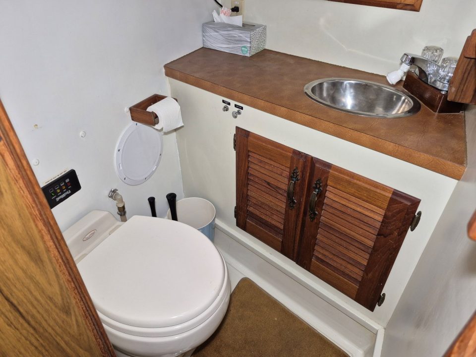 1977 Tollycraft 34 Tri Cabin