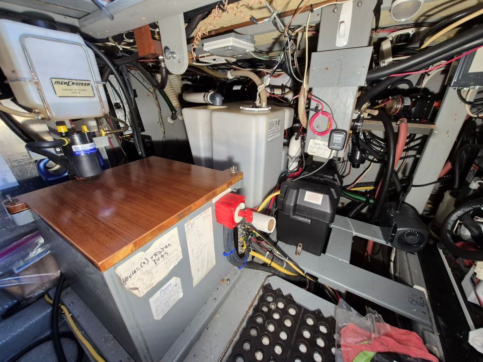 1977 Tollycraft 34 Tri Cabin