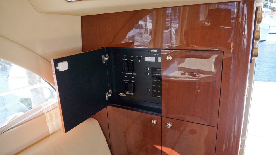 2002 Sea Ray 540 Cockpit Motor Yacht