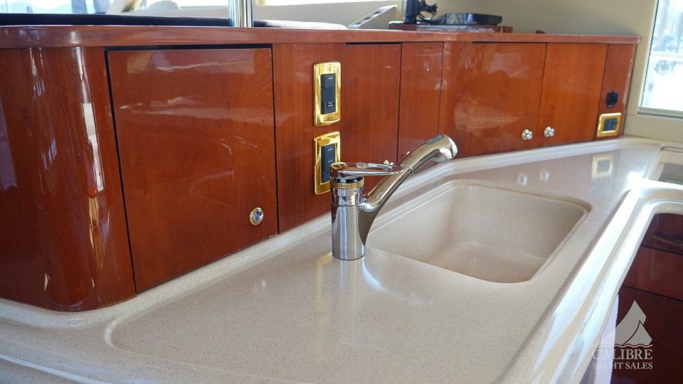 2002 Sea Ray 540 Cockpit Motor Yacht