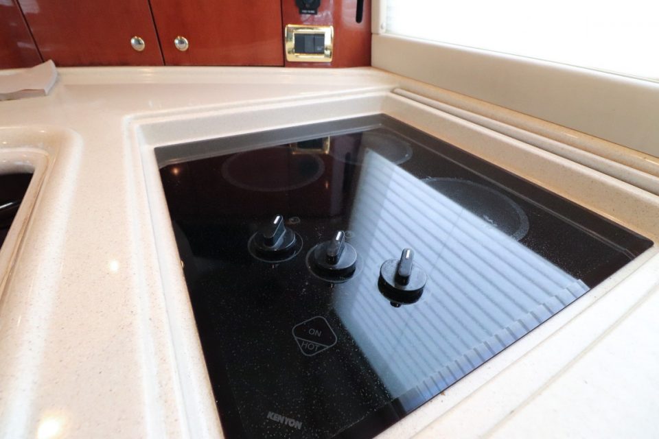 2002 Sea Ray 540 Cockpit Motor Yacht