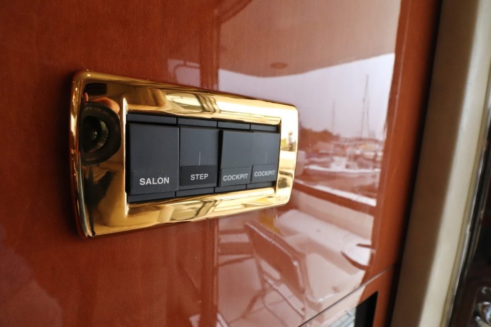 2002 Sea Ray 540 Cockpit Motor Yacht