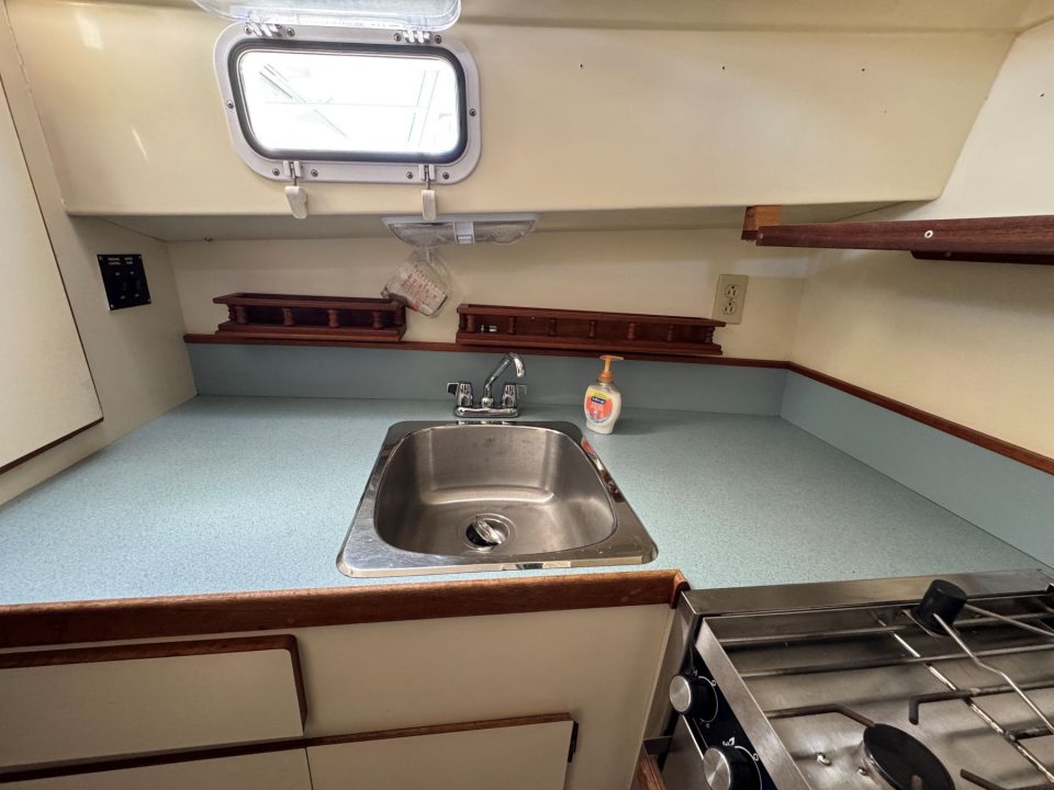 1991 Camano 31 Troll