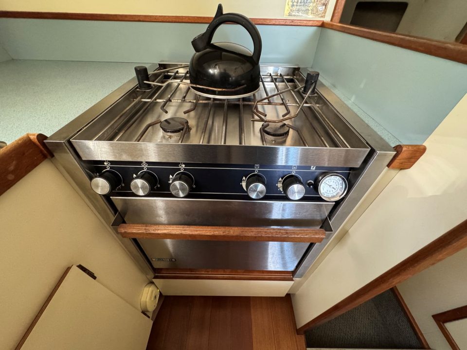 1991 Camano 31 Troll