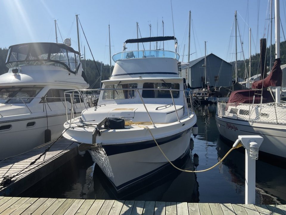 1975 Uniflite 36 Tri-Cabin Sedan Cruiser