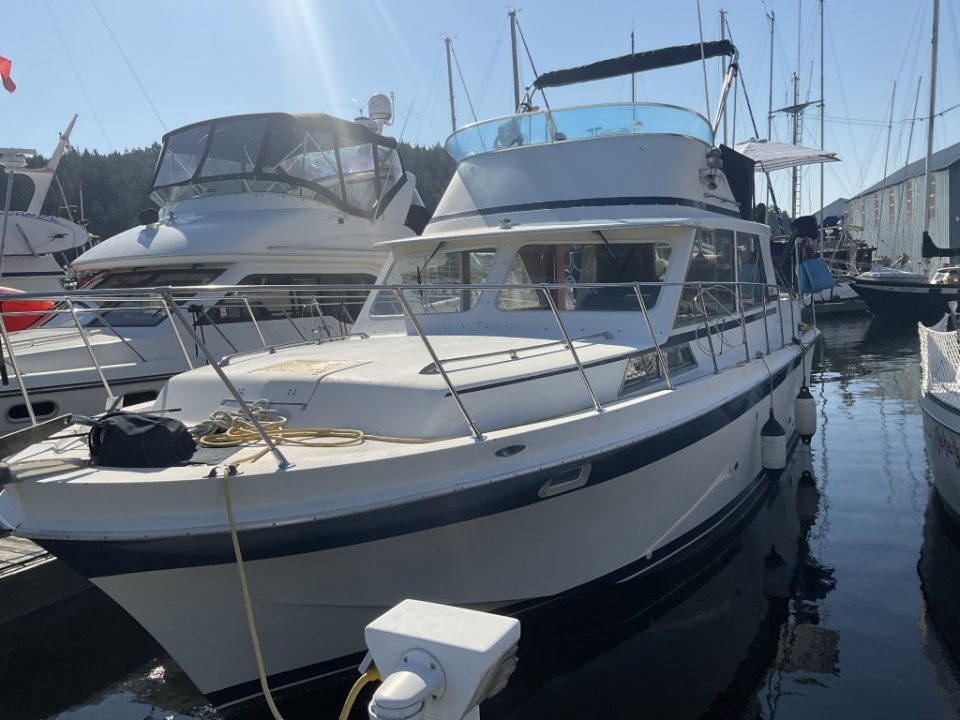 1975 Uniflite 36 Tri-Cabin Sedan Cruiser