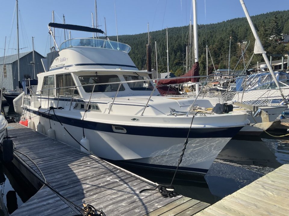 1975 Uniflite 36 Tri-Cabin Sedan Cruiser