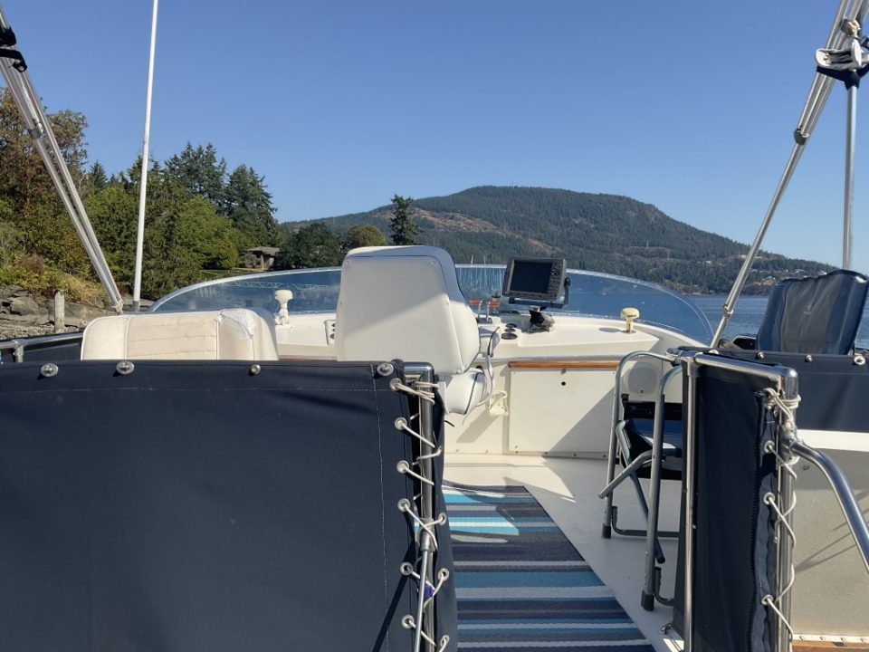 1975 Uniflite 36 Tri-Cabin Sedan Cruiser