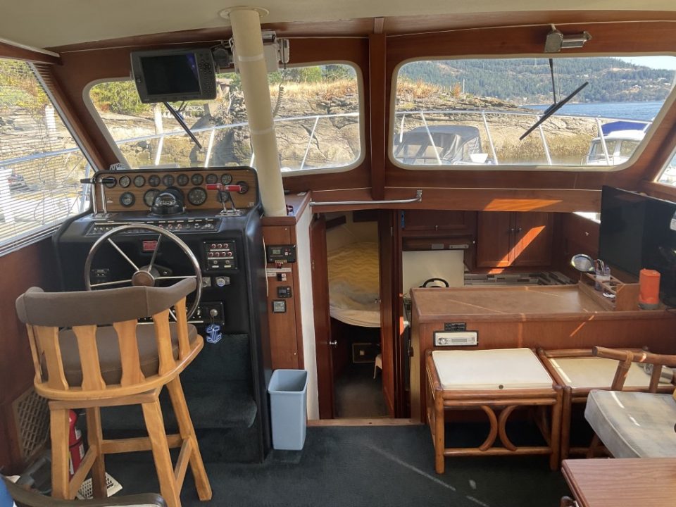 1975 Uniflite 36 Tri-Cabin Sedan Cruiser