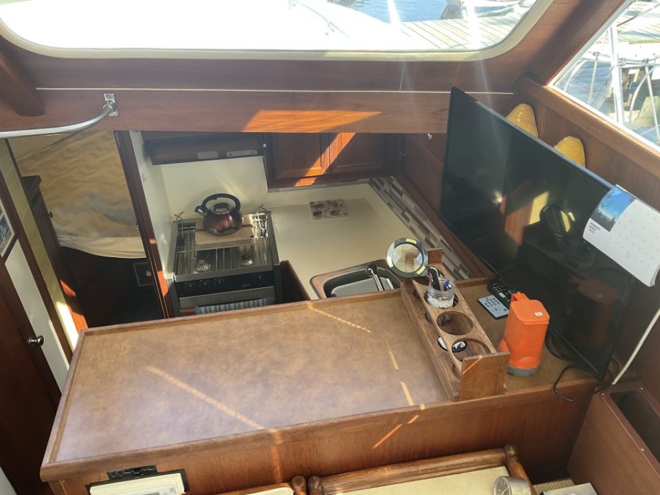 1975 Uniflite 36 Tri-Cabin Sedan Cruiser