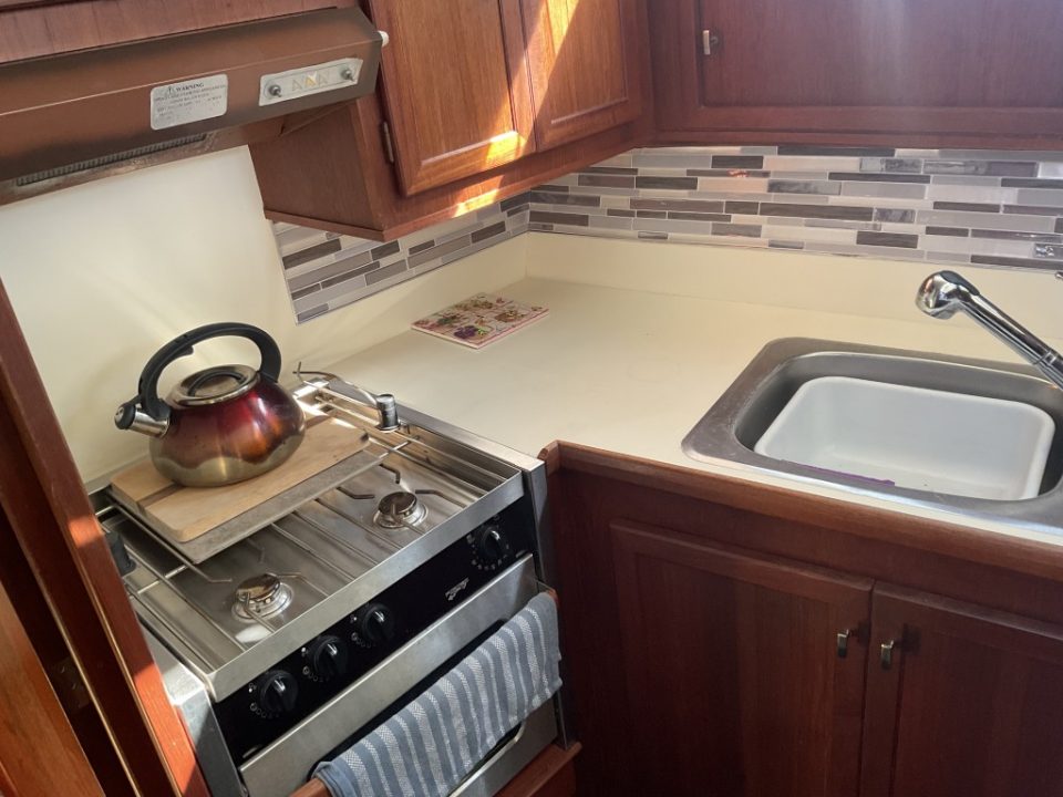 1975 Uniflite 36 Tri-Cabin Sedan Cruiser