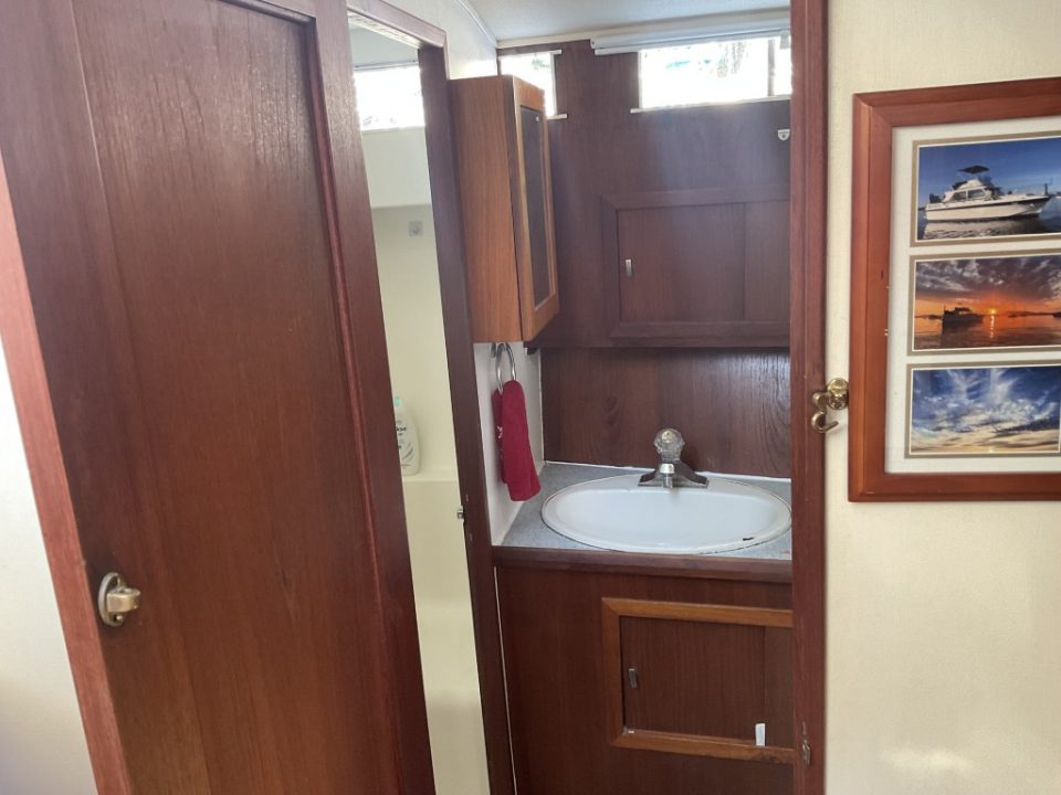 1975 Uniflite 36 Tri-Cabin Sedan Cruiser