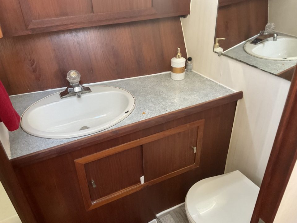 1975 Uniflite 36 Tri-Cabin Sedan Cruiser