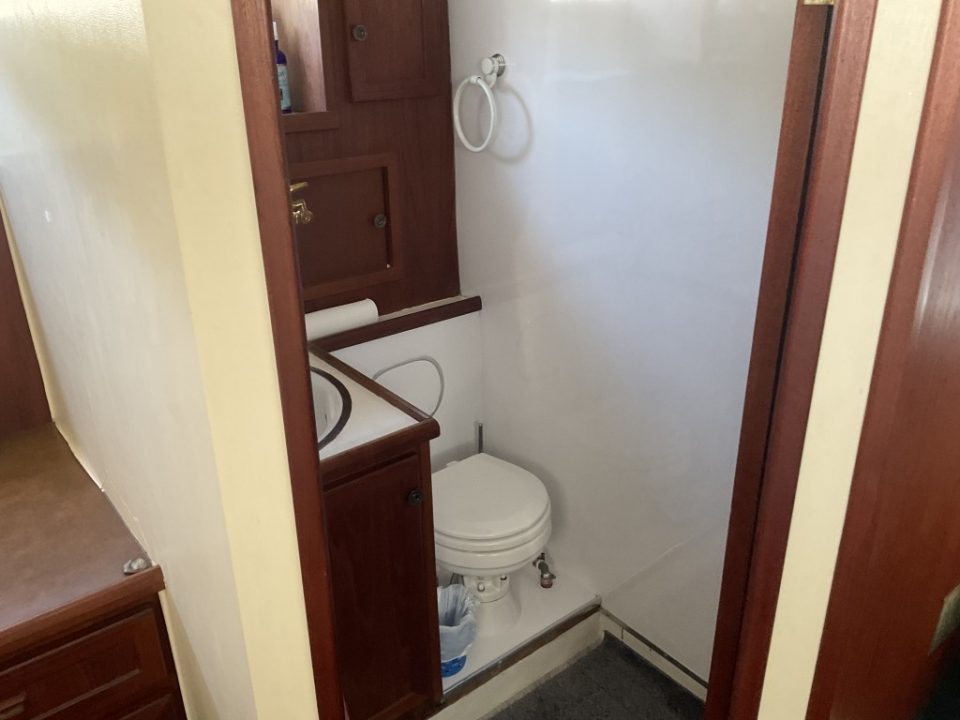 1975 Uniflite 36 Tri-Cabin Sedan Cruiser