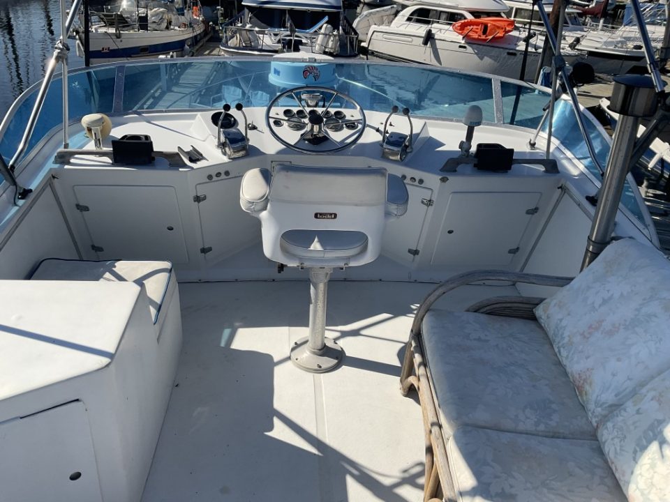 1980 Uniflite 37 Coastal Cruiser