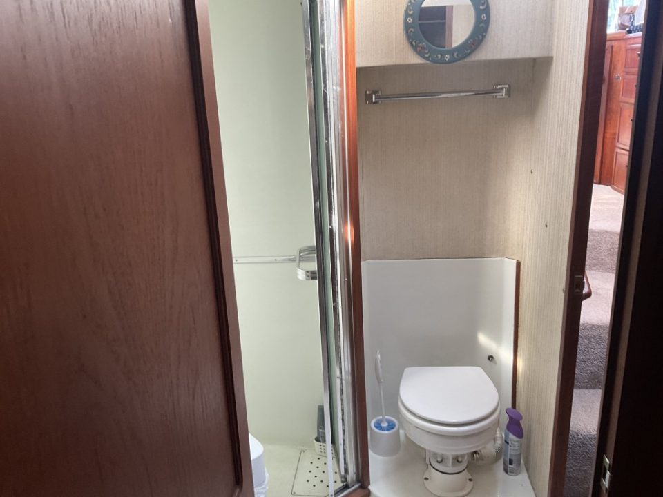 1980 Uniflite 37 Coastal Cruiser