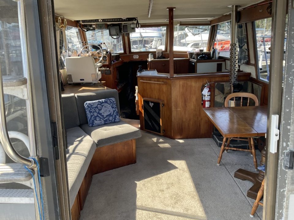 1980 Uniflite 37 Coastal Cruiser