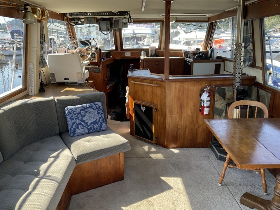 1980 Uniflite 37 Coastal Cruiser