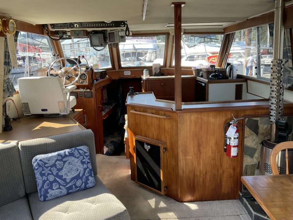 1980 Uniflite 37 Coastal Cruiser