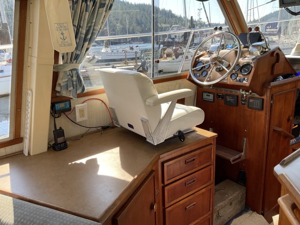 1980 Uniflite 37 Coastal Cruiser