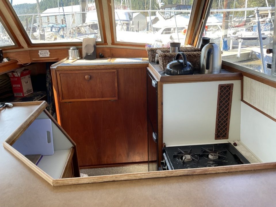 1980 Uniflite 37 Coastal Cruiser