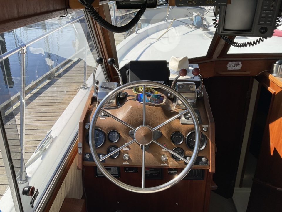 1980 Uniflite 37 Coastal Cruiser