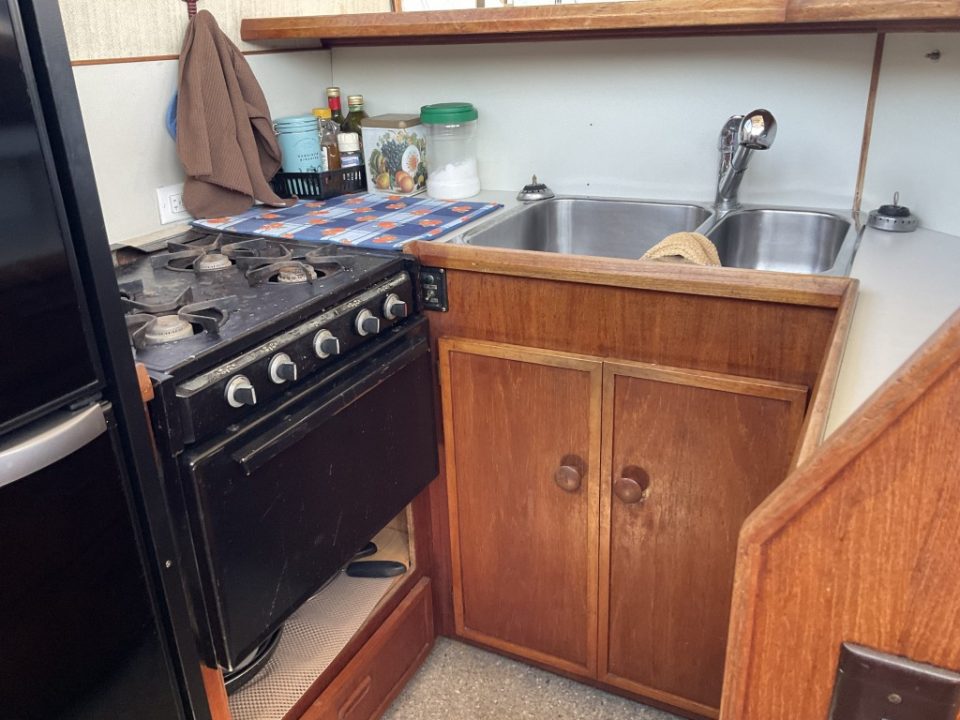 1980 Uniflite 37 Coastal Cruiser