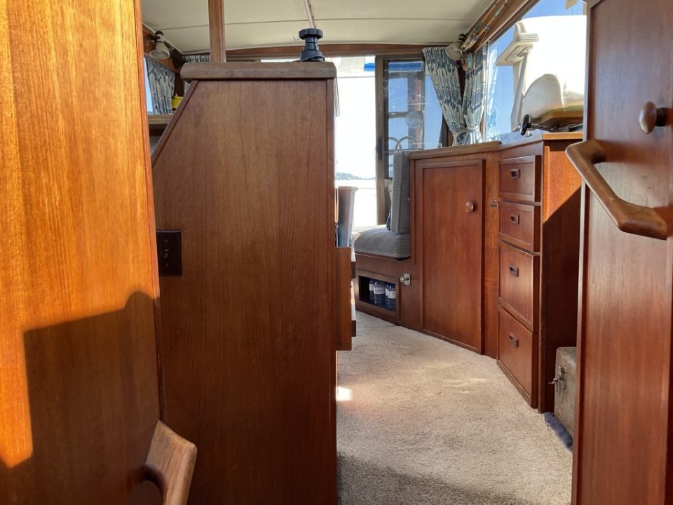 1980 Uniflite 37 Coastal Cruiser