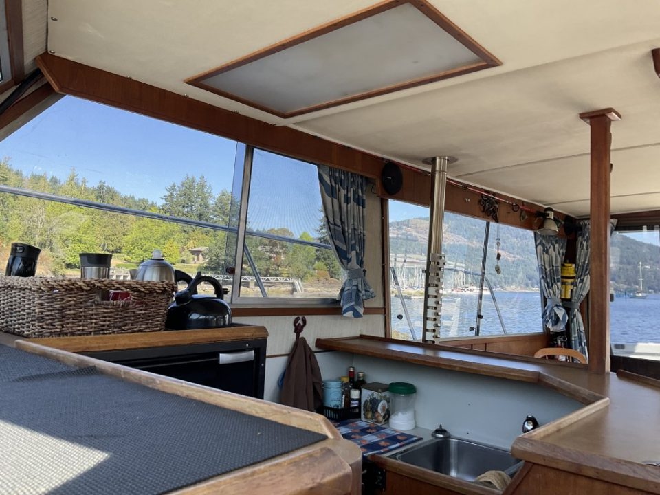 1980 Uniflite 37 Coastal Cruiser