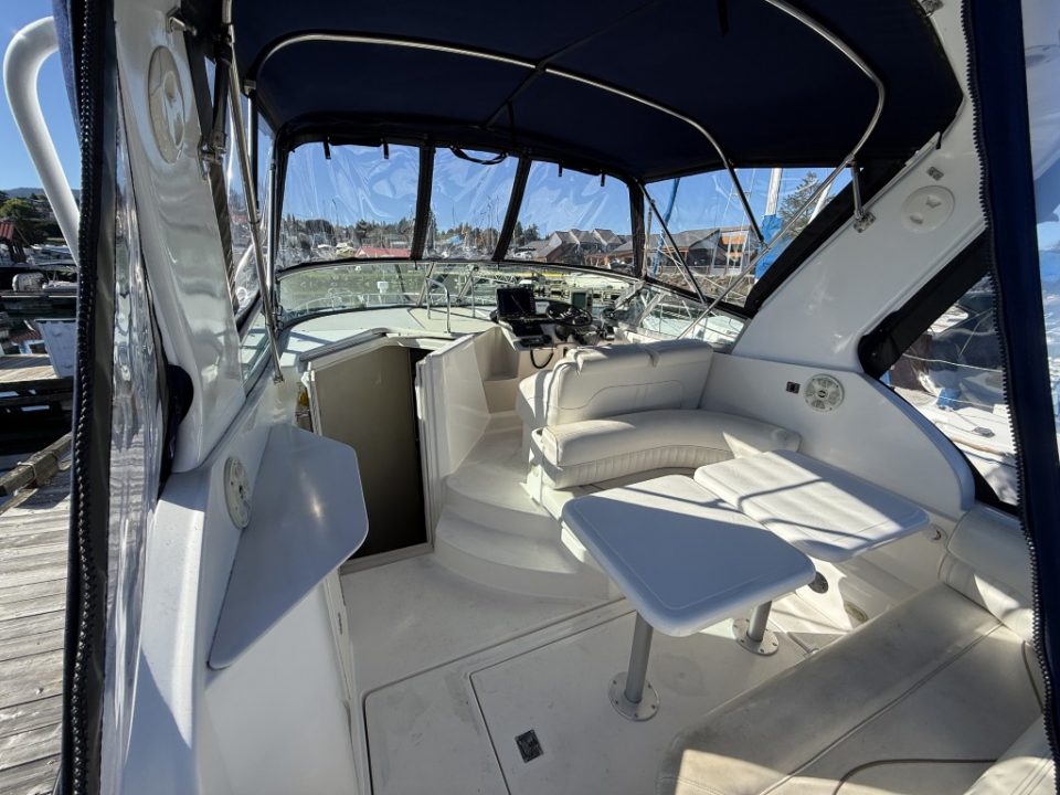 2000 Cruisers Yachts 2870 Express