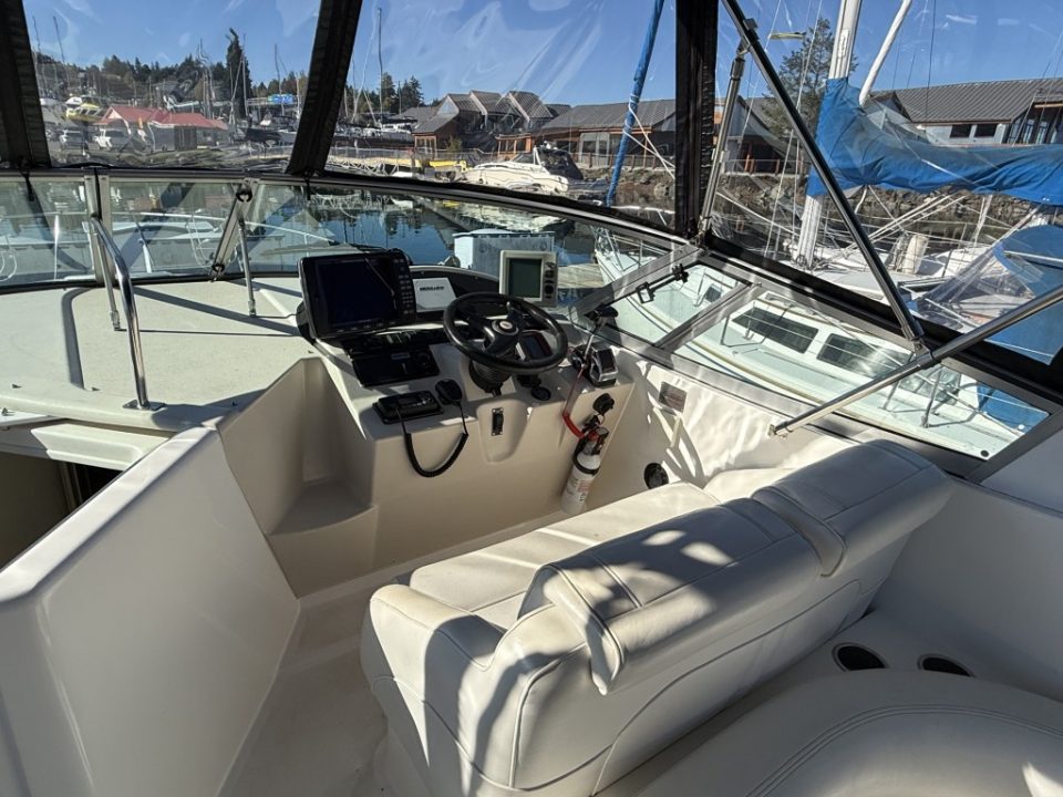 2000 Cruisers Yachts 2870 Express