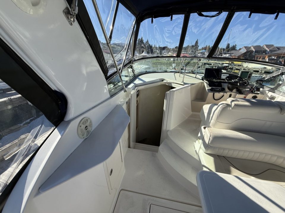 2000 Cruisers Yachts 2870 Express