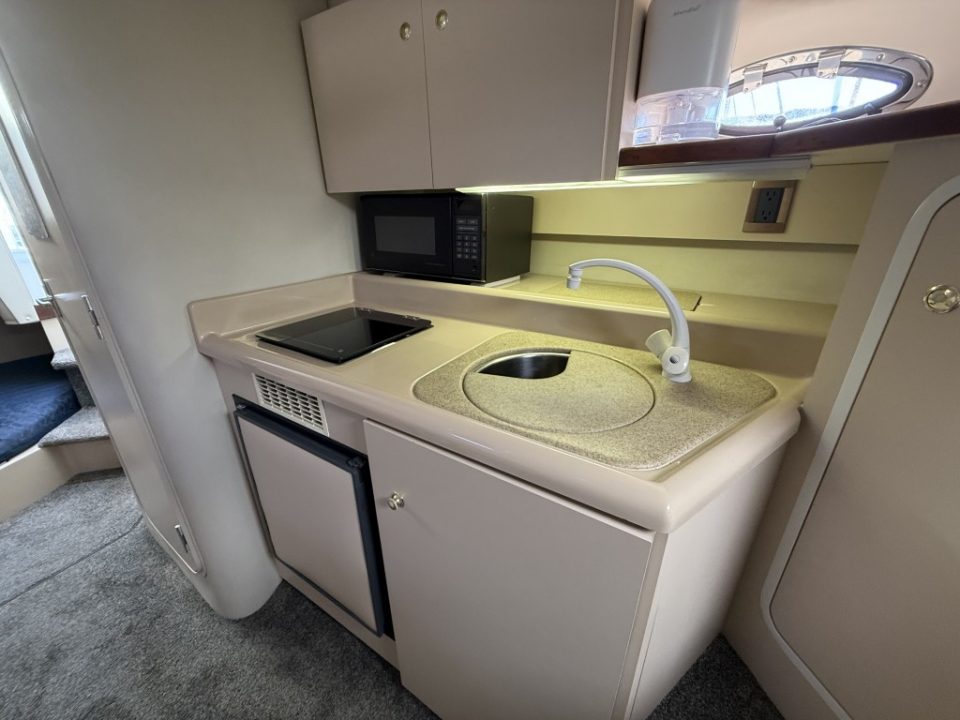 2000 Cruisers Yachts 2870 Express