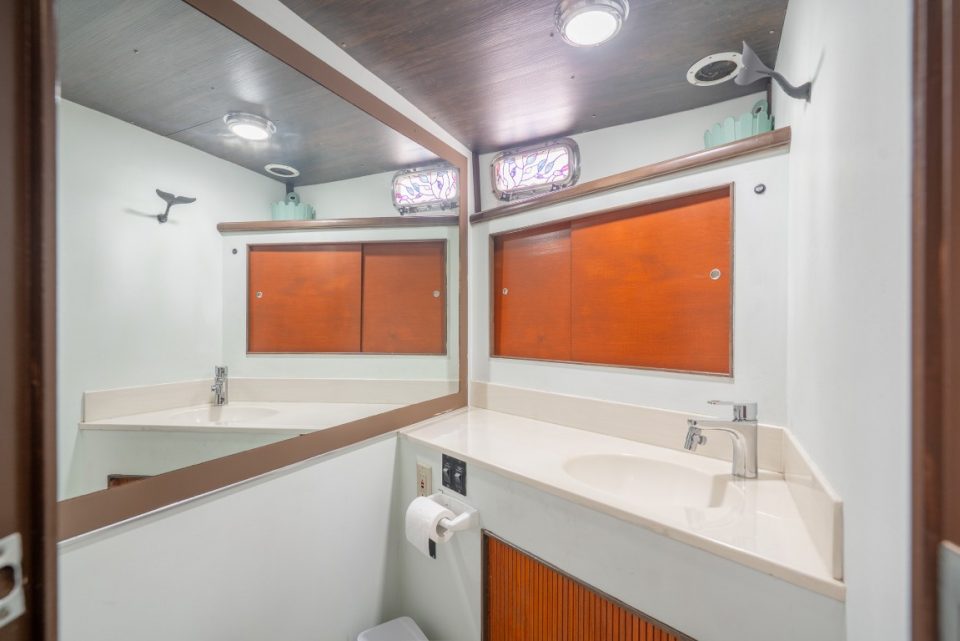 1989 Tollycraft 44 Cockpit Motor Yacht