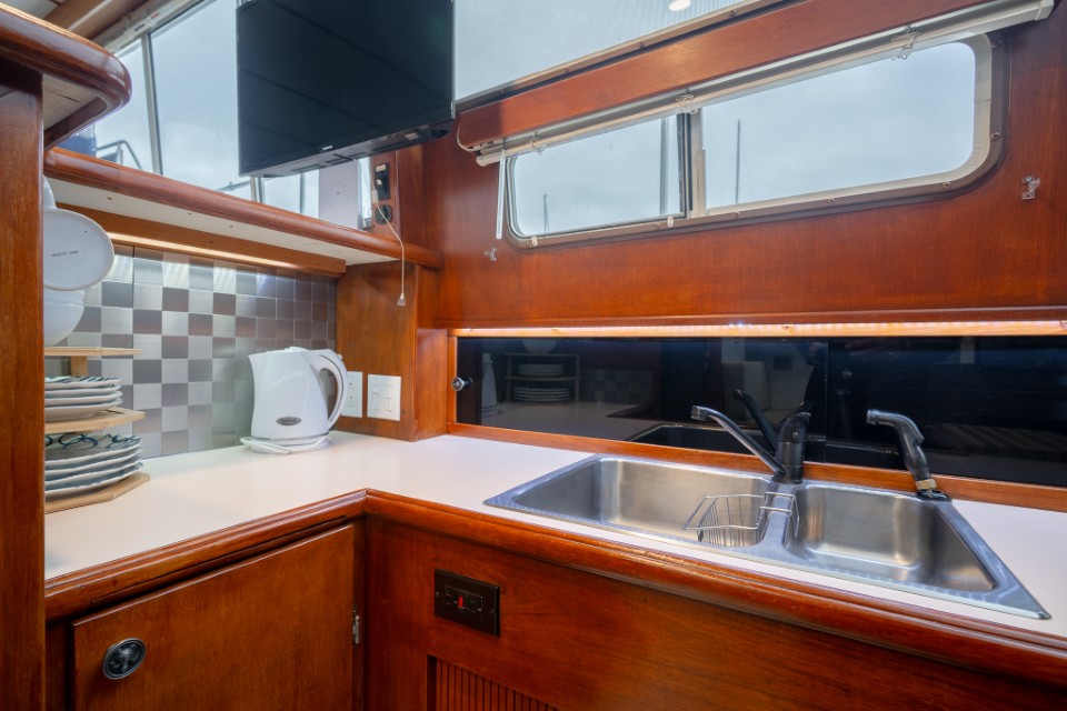 1989 Tollycraft 44 Cockpit Motor Yacht